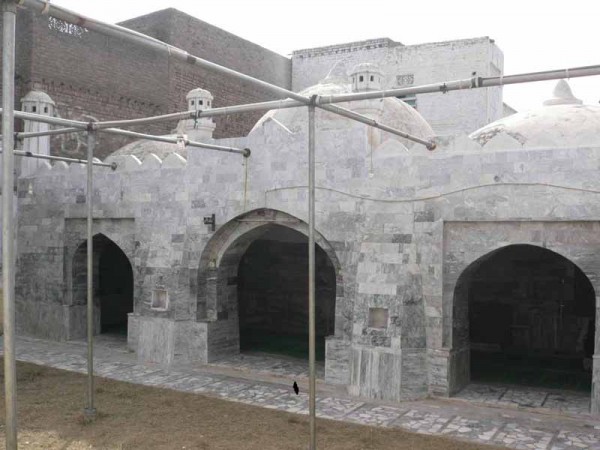 ÐаÑÑинки по запÑоÑÑ âSinkingâ Mughal-era mosque attracts visitors